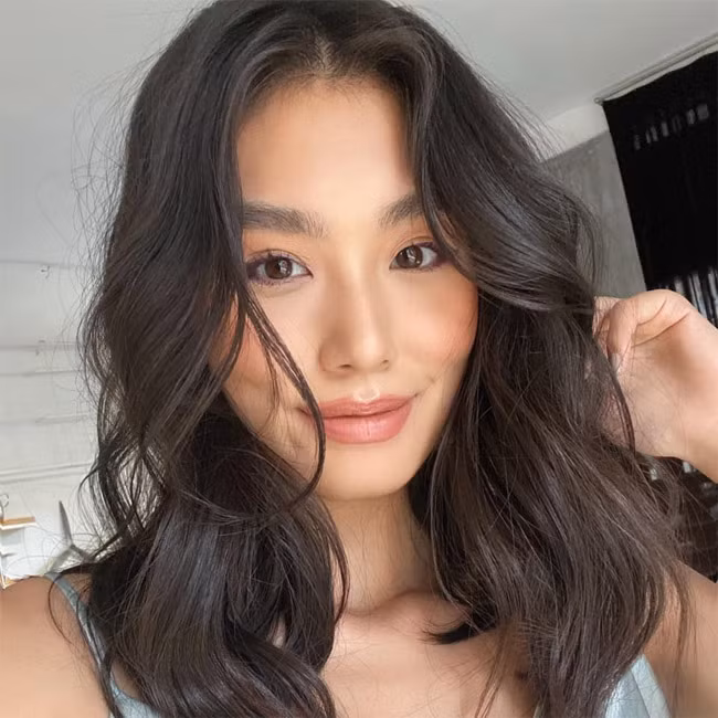 Thảo Nhi Lê, một rich kid trở về từ Đức, cũng góp mặt trong danh sách đề cử này. Cô gái này từng gây chú ý với chuyện tình cùng chàng Việt Kiều Huy Trần trong chương trình Người ấy là ai.