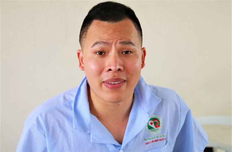 Theo thông tin truyền thông, cơ quan chức năng phải mất 3 giờ đồng hồ mới thuyết phục được Vũ Khắc Tiệp lên xe tới nơi cách ly tập trung.