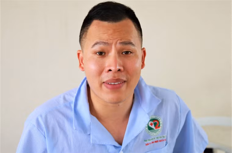 Theo thông tin truyền thông, cơ quan chức năng phải mất 3 giờ đồng hồ mới thuyết phục được Vũ Khắc Tiệp lên xe tới nơi cách ly tập trung.