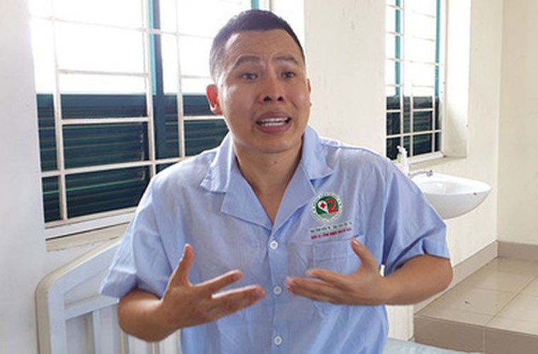 Điều đáng nói, thái độ của Vũ Khắc Tiệp khi vào khu cách ly khiến nhiều người bức xúc. Anh than vãn: "Ở đây rất ngột ngạt. Tôi nghĩ tôi không bị bệnh mà đến đây tôi bị bệnh đấy. Tôi sẽ bị bệnh vì ở đây khác hoàn toàn với cuộc sống và sinh hoạt của tôi ở ngoài".