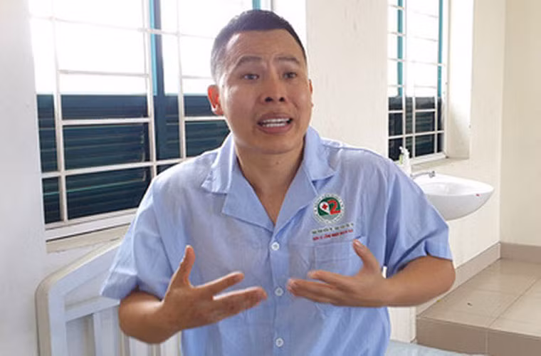 Điều đáng nói, thái độ của Vũ Khắc Tiệp khi vào khu cách ly khiến nhiều người bức xúc. Anh than vãn: "Ở đây rất ngột ngạt. Tôi nghĩ tôi không bị bệnh mà đến đây tôi bị bệnh đấy. Tôi sẽ bị bệnh vì ở đây khác hoàn toàn với cuộc sống và sinh hoạt của tôi ở ngoài".