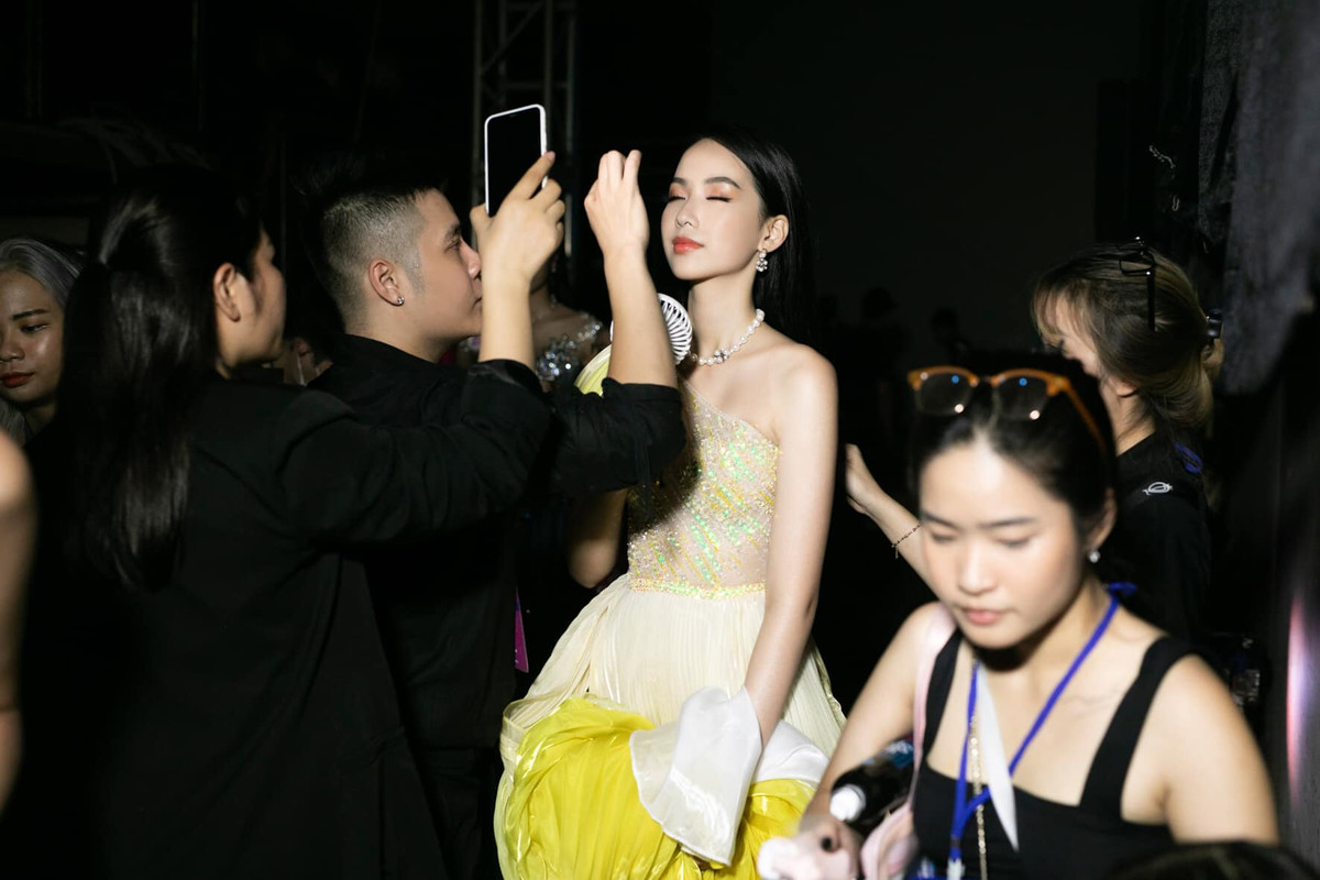 Làn da đẹp mịn màng không tì vết là lợi thế giúp người đẹp 10X gây được sự chú ý.