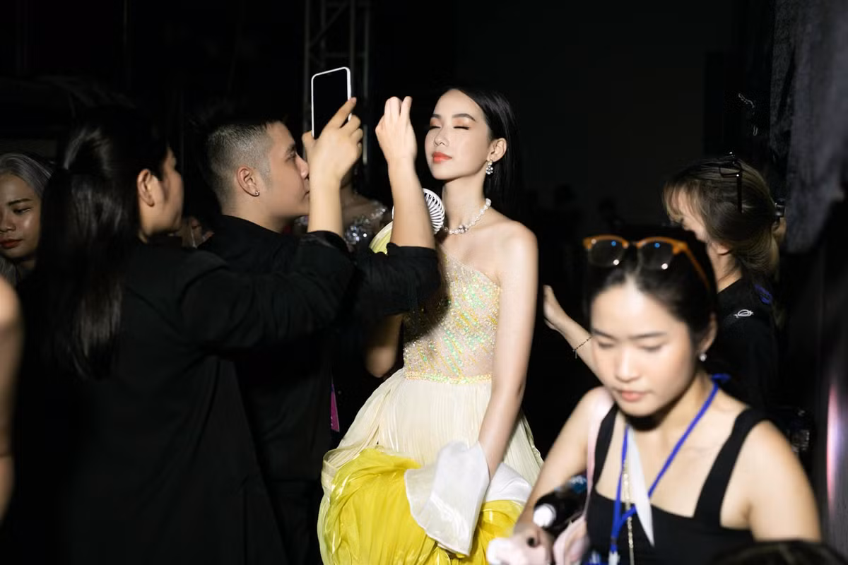 Làn da đẹp mịn màng không tì vết là lợi thế giúp người đẹp 10X gây được sự chú ý.