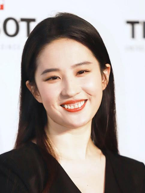 Khuôn mặt sáng láng của nàng Tiểu Long Nữ lại bị nụ cười hở lợi làm kém duyên.