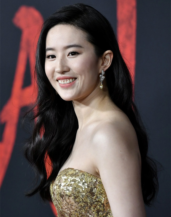 Nữ diễn viên 33 tuổi tự tin tạo dáng, cười tươi trong một sự kiện.