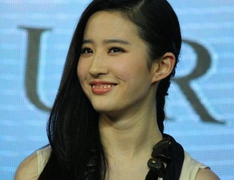 Không chỉ sở hữu nụ cười hở lợi xấu xí, Lưu Diệc Phi còn bị già đi nhiều khi cười bởi phần rãnh cười của cô hằn sâu nếp nhăn.