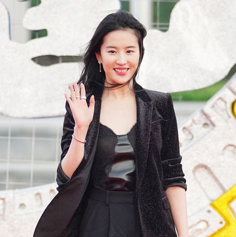 Mặc dù bị chê cười xấu nhưng Lưu Diệc Phi dường như không để ý bởi vậy xuất hiện ở đâu cô vẫn cười thật tươi.