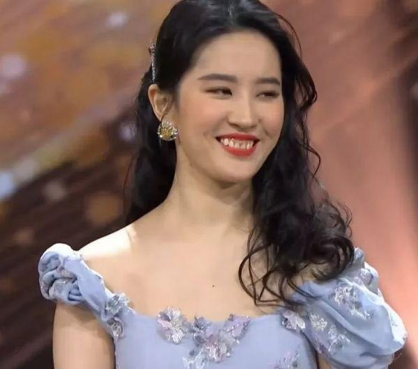 Nụ cười hở lợi của Lưu Diệc Phi khiến cô bị mất điểm ghê gớm mỗi khi cười.