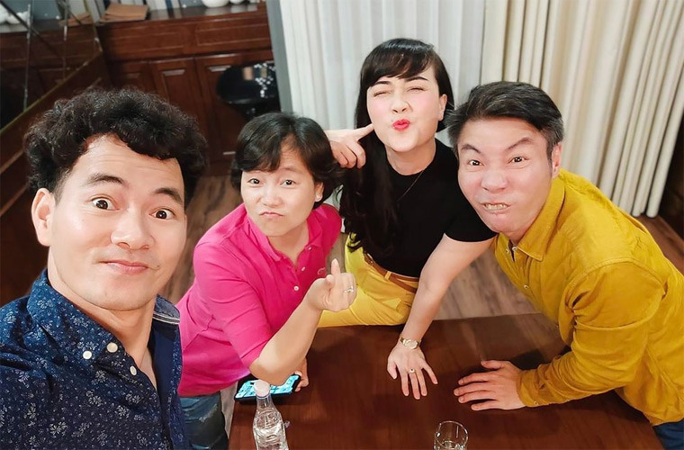 Hình ảnh Vân Dung tếu táo cùng Xuân Bắc, Công Lý.