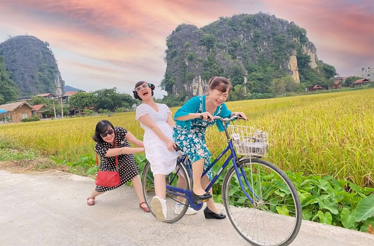 Cô thường tạo tiếng cười cho người thân, bạn bè mỗi khi tụ họp, vui chơi.