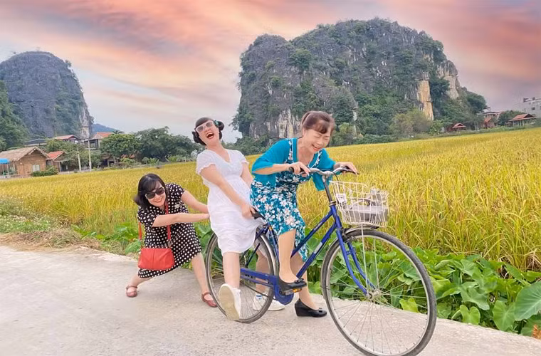 Cô thường tạo tiếng cười cho người thân, bạn bè mỗi khi tụ họp, vui chơi.