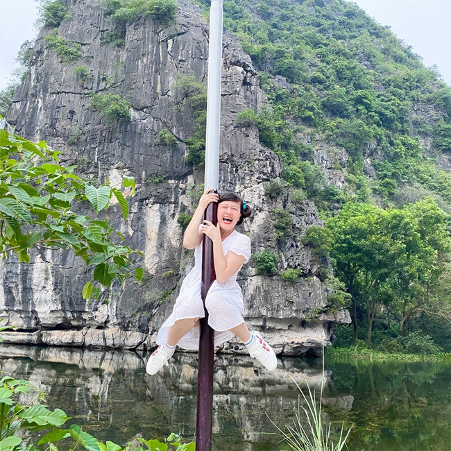 Nữ nghệ sĩ hài tạo dáng nghịch ngợm trong một buổi đi chơi.