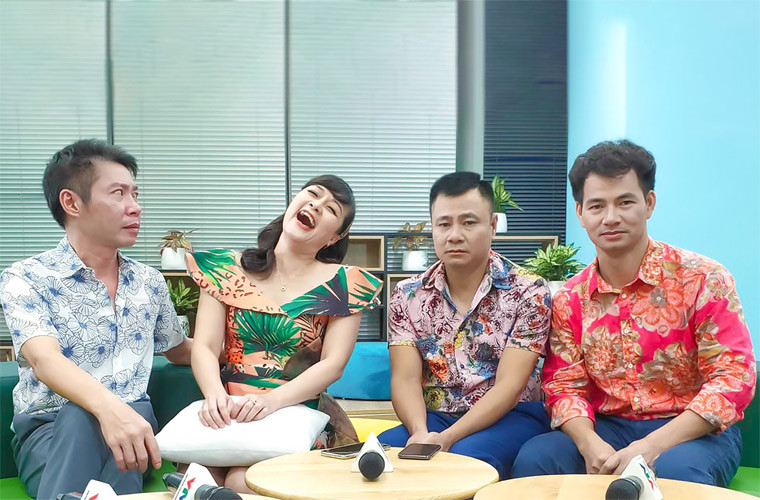 Vân Dung cười thả ga bên các đồng nghiệp Công Lý, Tự Long, Xuân Bắc.