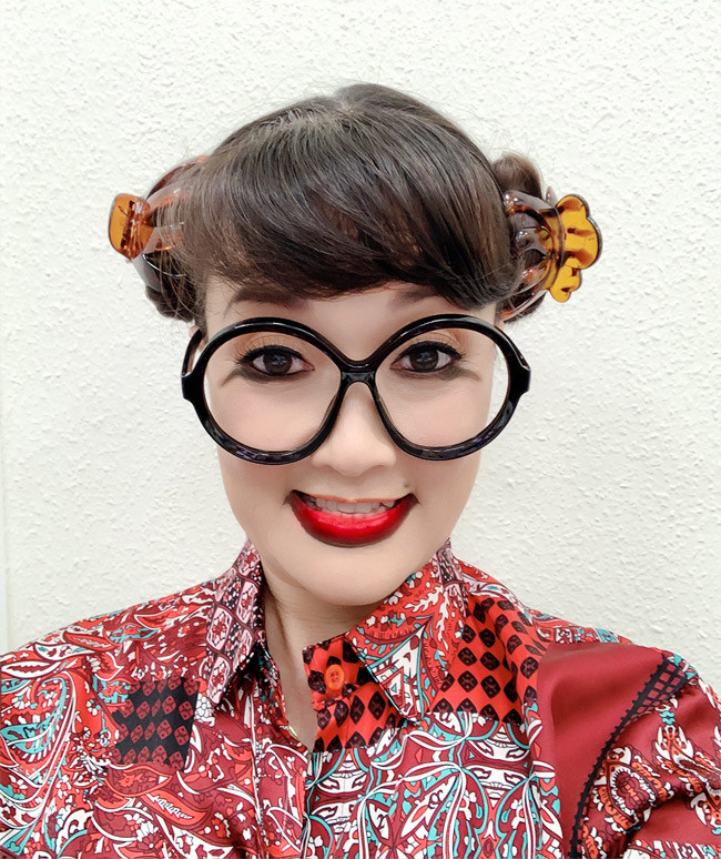 Vân Dung bắt đầu được đông đảo khán giả Việt Nam biết đến từ khi tham gia chương trình "Đời cười" của Nhà hát Tuổi trẻ, tiếp đó là "Gặp nhau cuối năm" (Táo quân), "Gặp nhau cuối tuần" và "Gala cười" của Đài Truyền hình Việt Nam.