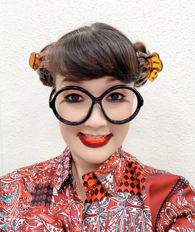 Vân Dung bắt đầu được đông đảo khán giả Việt Nam biết đến từ khi tham gia chương trình "Đời cười" của Nhà hát Tuổi trẻ, tiếp đó là "Gặp nhau cuối năm" (Táo quân), "Gặp nhau cuối tuần" và "Gala cười" của Đài Truyền hình Việt Nam.