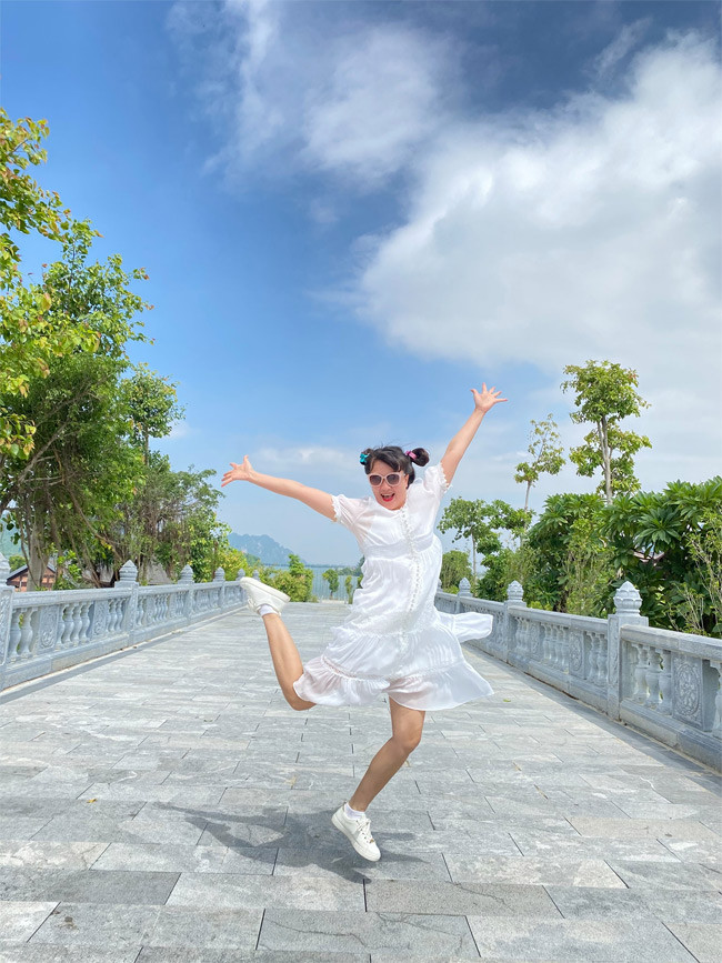 Ở tuổi 45, ngoài đời, Vân Dung nhìn trông trẻ trung hơn nhiều so với trong phim.