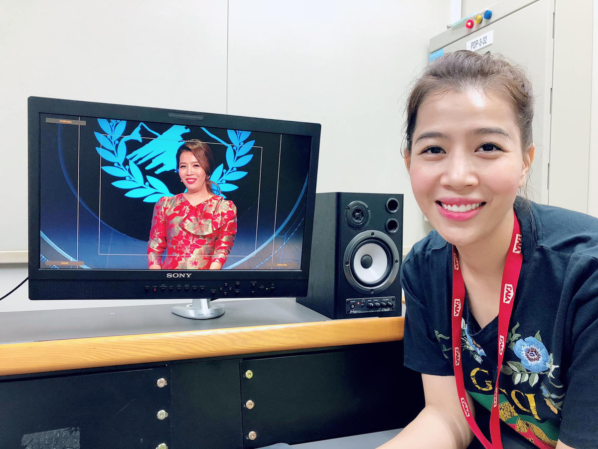 "Còn người lớn với rất nhiều bài học và trải nghiệm, cũng đã từng là người trẻ, lẽ ra nên hiểu những xúc cảm của tuổi trẻ quý vô cùng. Nhất là trong khoảnh khắc hạnh phúc nhất đời như vậy. Có khắt khe, khó tính mà nhắc nhở, góp ý thì cô bé sẽ tiếp thu thôi. Đằng này, thành 'ném đá' hội đồng, dùng từ ngữ nặng nề thì theo mình là rất thiếu văn minh", nữ MC cho biết thêm.