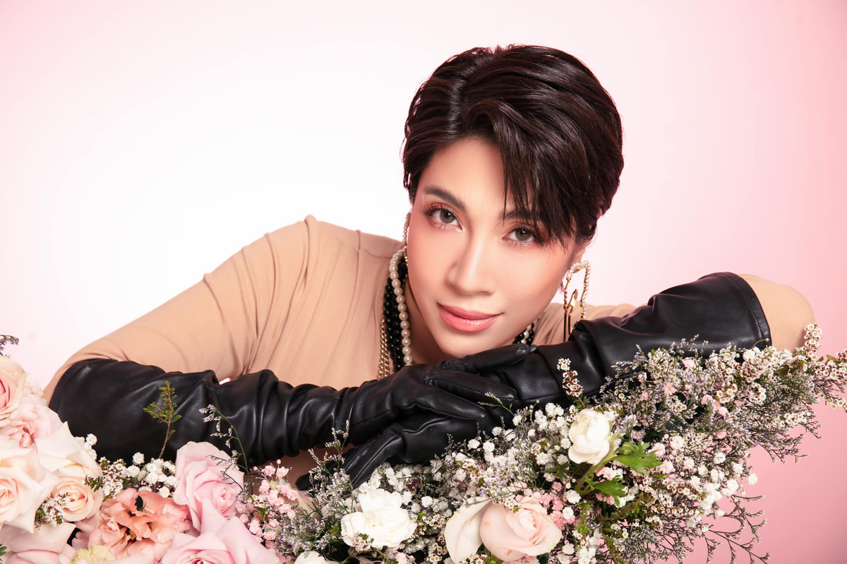 Ca sĩ Pha Lê thì tỏ ra gay gắt: "Các em chỉ mới 17, 18 tuổi...học giỏi thành tài như thế mắc cái gì chỉ trích nó... Riết cái xã hội này lấy việc áp đặt người khác làm theo ý mình thành thói quen rồi! Cứ cái gì không hợp nhãn mình là lôi ra quy thành xấu xí, là không chấp nhận được". Pha Lê cho rằng: "Lấy lý do gì để bảo nữ thì không được chỉ tay lên trời? Tưởng lột áo chạy vòng vòng mới nói chứ tính em nó menly nó vui quá nó ăn mừng chiến thắng thế thì sao?".