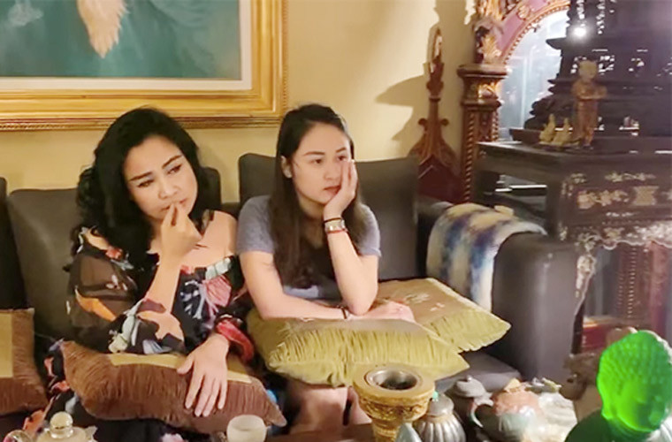 Cuộc sống hiện tại của giọng ca "Chia tay hoàng hôn" rất an nhiên. Hàng ngày, chị ngồi thiền, nghe giảng Phật pháp, làm việc, gặp gỡ bạn bè, nấu ăn.