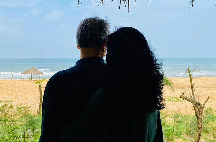 Mới đây, Lam khoe trên trang cá nhân ảnh chụp chung với một người đàn ông và được bạn bè bình luận chúc mừng, khen ngợi đẹp đôi.