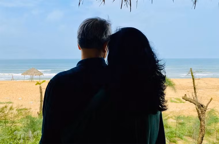 Mới đây, Lam khoe trên trang cá nhân ảnh chụp chung với một người đàn ông và được bạn bè bình luận chúc mừng, khen ngợi đẹp đôi.