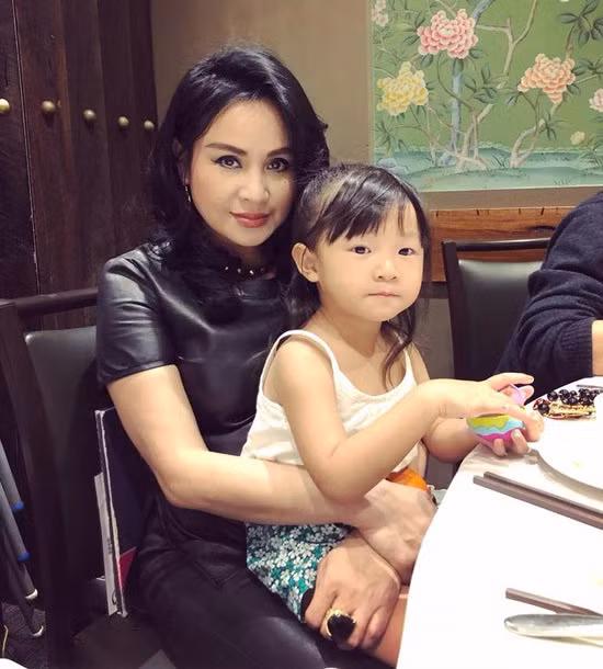 Nhìn sắc vóc của nữ ca sĩ, không ai nghĩ, cô đã lên chức bà ngoại từ 5-6 năm nay.