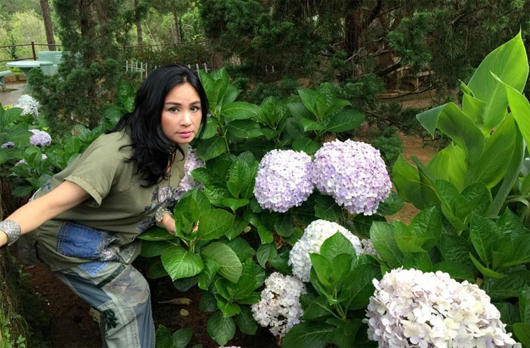 Nhìn vào những lời chúc mừng của mọi người có thể đoán đó chính là tình trẻ mà bấy lâu nay Thanh Lam giấu kín như bưng. Bức ảnh khoe “người tình giấu mặt” của Thanh Lam khiến nhiều fan bất ngờ bởi trong một cuộc phỏng vấn cách đây nửa năm, cô vẫn khẳng định “Thanh Lam giờ sẽ dừng yêu”.