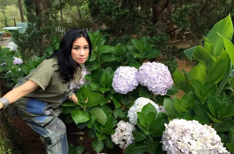 Nhìn vào những lời chúc mừng của mọi người có thể đoán đó chính là tình trẻ mà bấy lâu nay Thanh Lam giấu kín như bưng. Bức ảnh khoe “người tình giấu mặt” của Thanh Lam khiến nhiều fan bất ngờ bởi trong một cuộc phỏng vấn cách đây nửa năm, cô vẫn khẳng định “Thanh Lam giờ sẽ dừng yêu”.