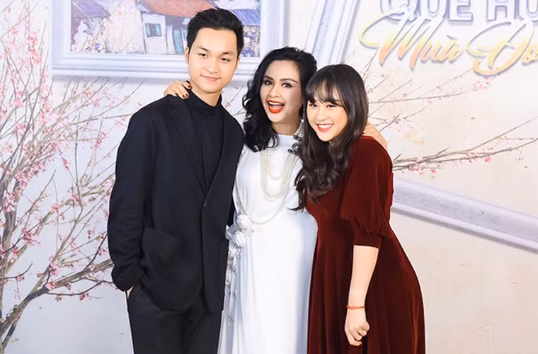 Thanh Lam tâm sự, chị rất sợ đau nên không dám phẫu thuật thẩm mỹ gì nếu là đại phẫu mà chỉ dám “tân trang” chút xíu.