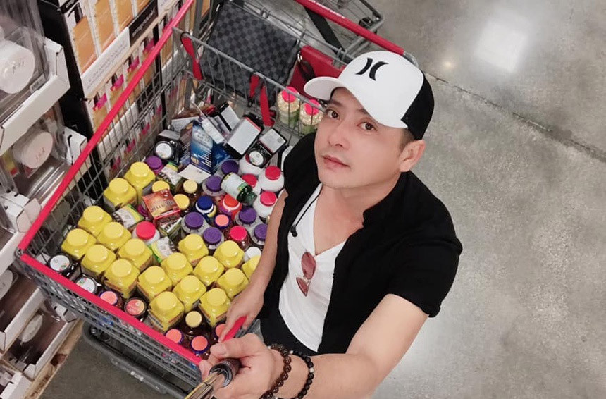 Bán hàng online là một trong những công việc chính của Hoàng Anh từ khi anh sang Mỹ định cư.