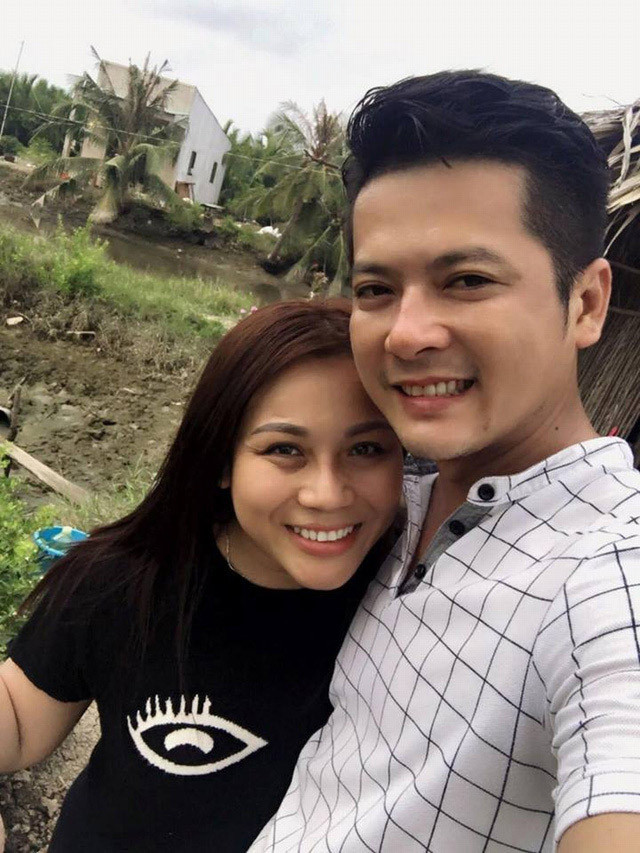 "Bản thân tôi, đôi khi cảm thấy buồn, chạnh lòng khi làm các công việc đó. So với nghề diễn viên thì không thể so sánh được. Nhưng biết làm sao được khi cuộc sống bắt buộc phải như vậy. Nếu không làm việc, không thể có đủ thu nhập trả tiền nhà, tiền xe... mỗi tháng", anh tâm sự.