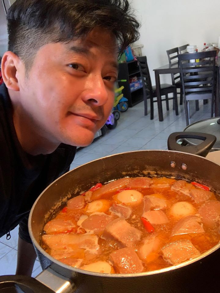 Ngoài công việc kiếm tiền, Hoàng Anh cũng rất chăm chỉ làm việc nhà. Anh hay khoe hình nấu ăn, làm vườn, trồng cây… trên trang cá nhân.