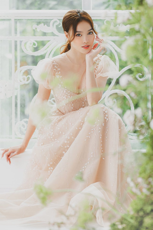 Hiện tại, Ninh Dương Lan Ngọc đã chú ý tới sức khỏe của mình hơn, giữ thân hình cân đối, nên vẻ ngoài rất hút mắt, căng tràn sức sống.