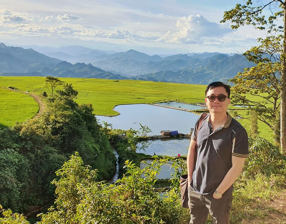 Đạo diễn Đỗ Thanh Hải sinh năm 1973, tốt nghiệp ĐH Sân khấu Điện ảnh. Ngoài cương vị Giám đốc Trung tâm sản xuất phim truyền hình Việt Nam, anh còn được mệnh danh là "ông trùm" của chương trình "Táo Quân" cũng như những bộ phim truyền hình để đời như: Của để dành, Xin hãy tin em, Phía trước là bầu trời…Ảnh: FBNV.