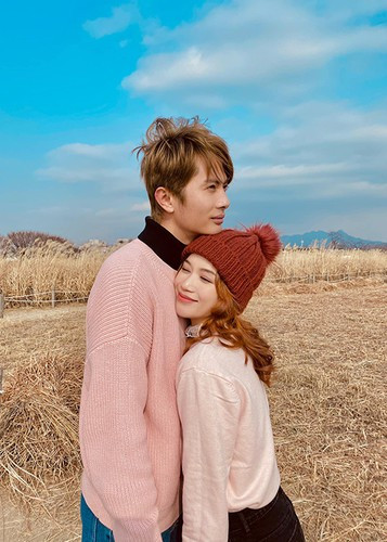 Cặp đôi "chị-em" của Vbiz có nhiều khoảnh khắc hẹn hò lãng mạn.