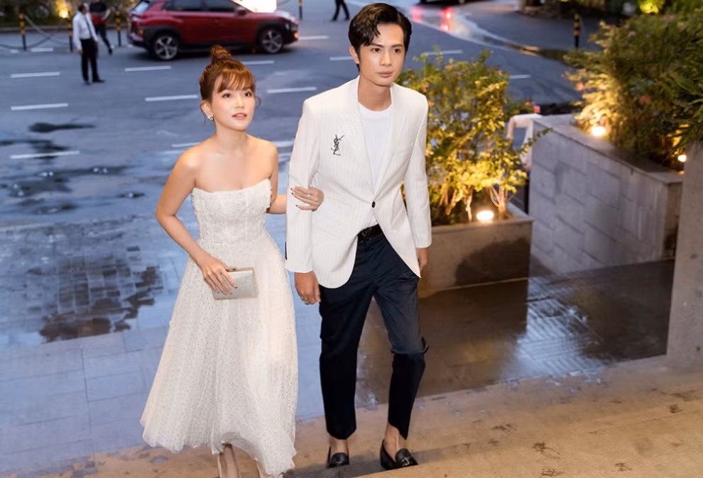 Sĩ Thanh và bạn trai kém 6 tuổi "dính nhau như sam" ở sự kiện. Ảnh: Nguyễn Thành.