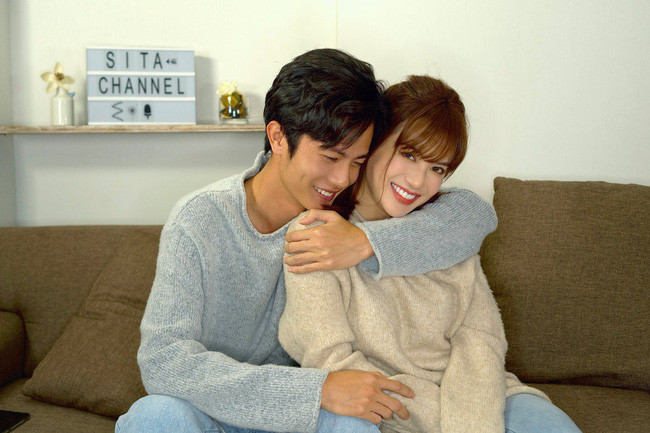  Sĩ Thanh - Huỳnh Phương bí mật hẹn hò từ tháng 6 năm ngoái trước khi công khai tình cảm. Dù mới yêu nhưng cặp đôi khá thoải mái thể hiện tình cảm.