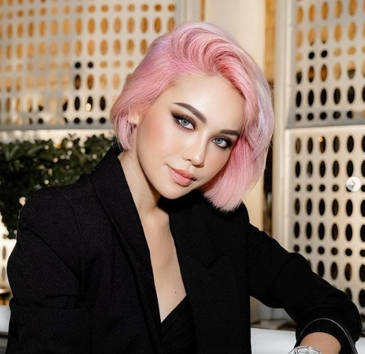 Giữa lúc vướng tin đồn hẹn hò, cô gái quê Quảng Nam đã xóa hết ảnh bị nghi là đi cùng tình cũ của Sĩ Thanh.