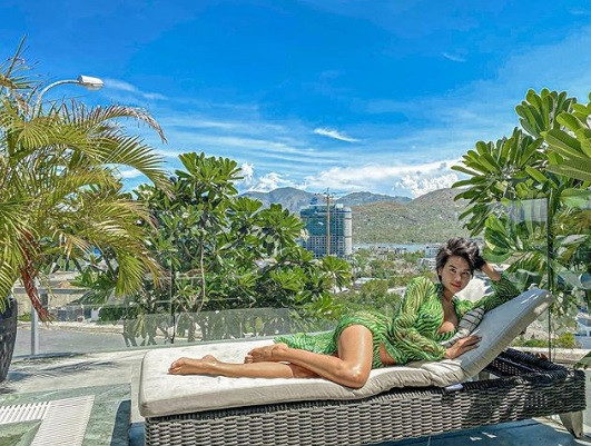 Nữ người mẫu gây "bỏng mắt" với những shoot hình khoe triệt để hình thể.