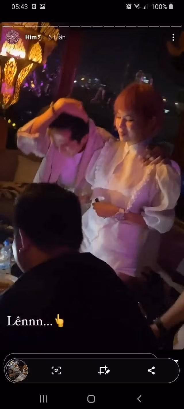 Cô gái nghi hẹn hò Huỳnh Phương được cho là Thùy Trâm Vietnam's Next Top Model. Dân mạng phát hiện ra trong bức ảnh cả hai chia sẻ lên trang cá nhân, bó hoa và quà hàng hiệu Chanel Thùy Trâm tặng sinh nhật "anh yêu" giống hệt bó hoa và quà sinh nhật mà Huỳnh Phương được tặng. Hơn nữa, cô nàng còn đăng ảnh tiệc tùng thân mật với một chàng trai giống Huỳnh Phương.