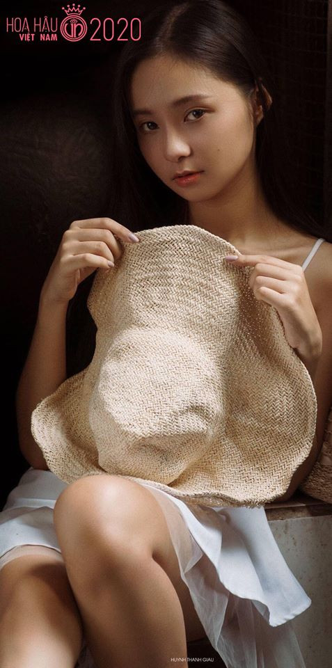 Thời gian rảnh, Song Thư làm người mẫu ảnh để kiếm thêm thu nhập và trau dồi kỹ năng của bản thân.