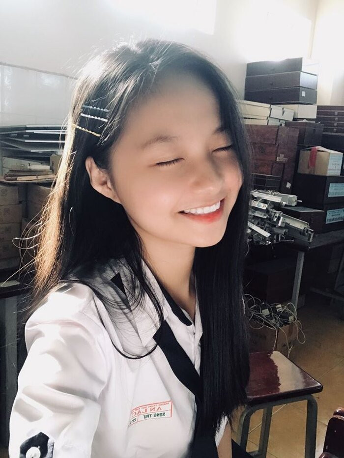 Đăng ký tham dự cuộc thi Hoa hậu Việt Nam 2020, nữ sinh 19 tuổi gây sốt với gương mặt xinh xắn, ngây thơ, trong sáng, trẻ như học sinh cấp 2. 