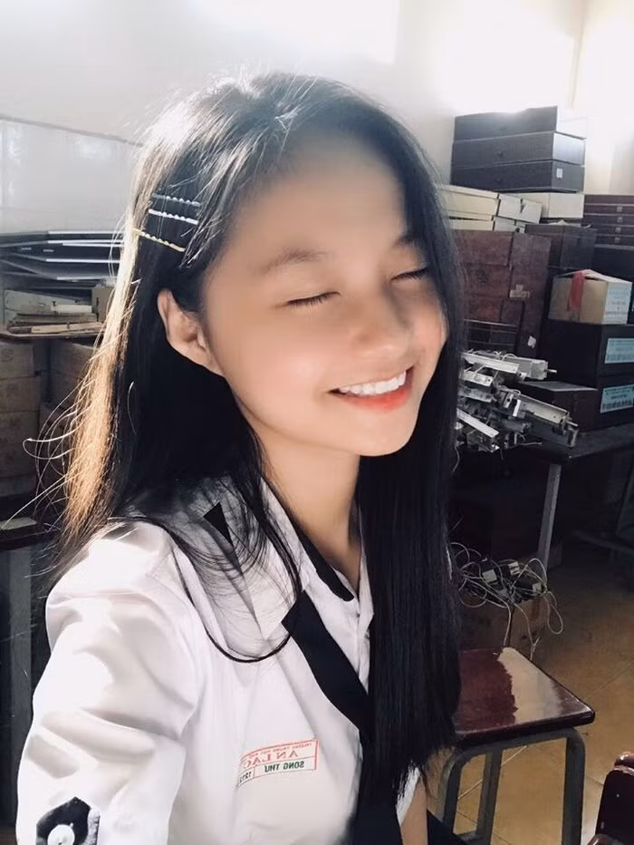 Đăng ký tham dự cuộc thi Hoa hậu Việt Nam 2020, nữ sinh 19 tuổi gây sốt với gương mặt xinh xắn, ngây thơ, trong sáng, trẻ như học sinh cấp 2. 