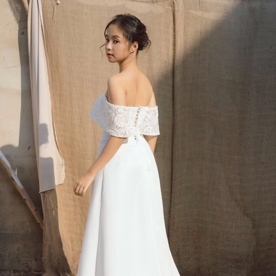 Các fan của Hoa hậu Việt Nam 2020 nhận xét Song Thư có gương mặt mẫu ảnh, mang nét ngây thơ trong sáng tựa Hà Lan trong ''Mắt biếc''.