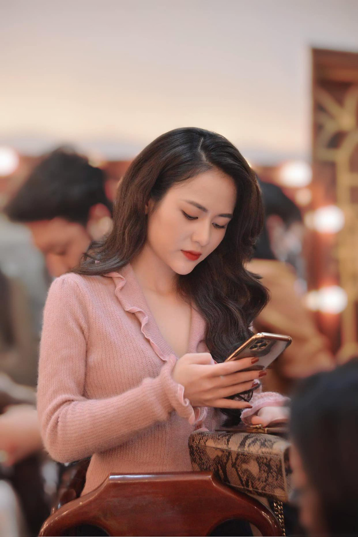 Việt Hoa sinh năm 1996 tại Yên Bái, hiện là một trong những diễn viên của Nhà hát Kịch Hà Nội.