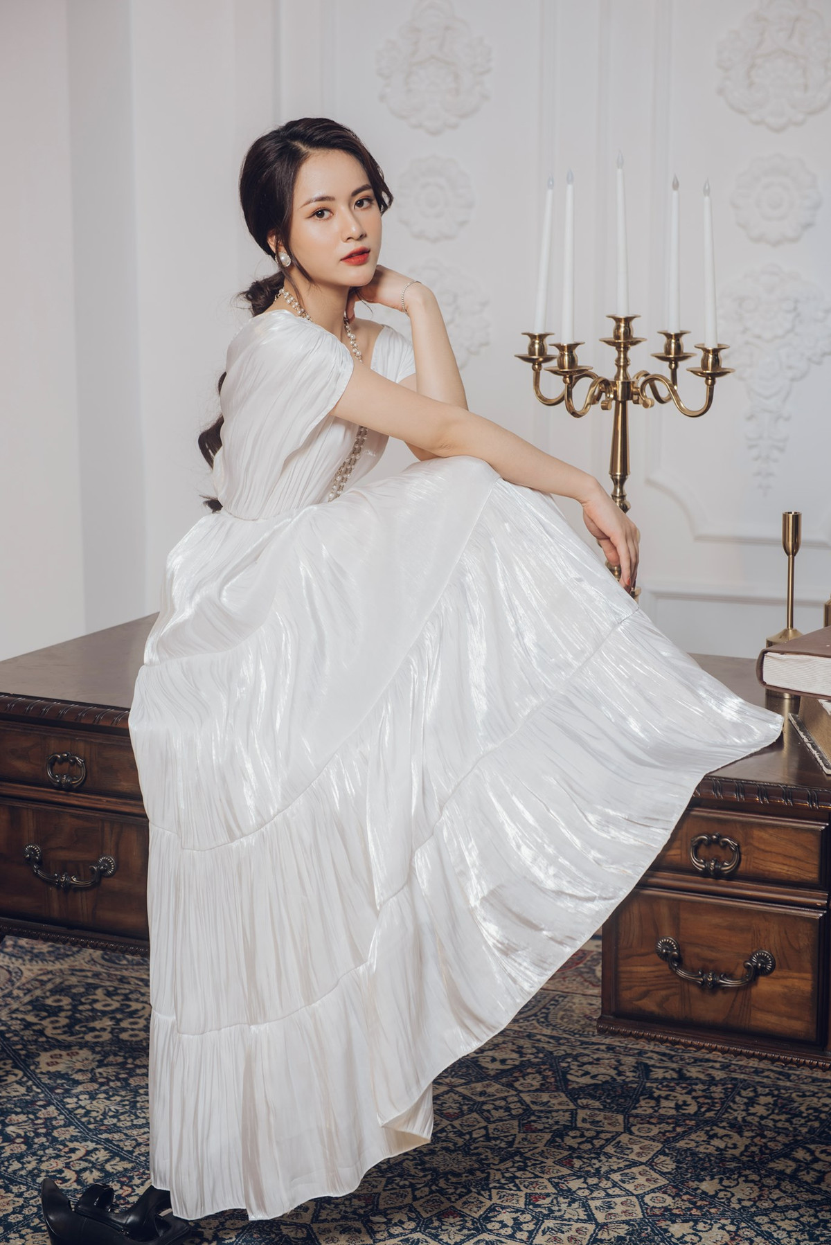 Vẻ đẹp đậm chất Á Đông của Việt Hoa gây mê người đối diện.