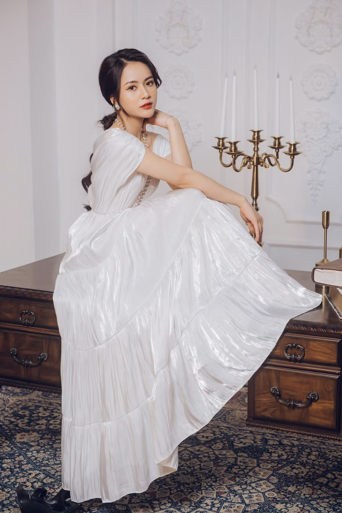 Vẻ đẹp đậm chất Á Đông của Việt Hoa gây mê người đối diện.