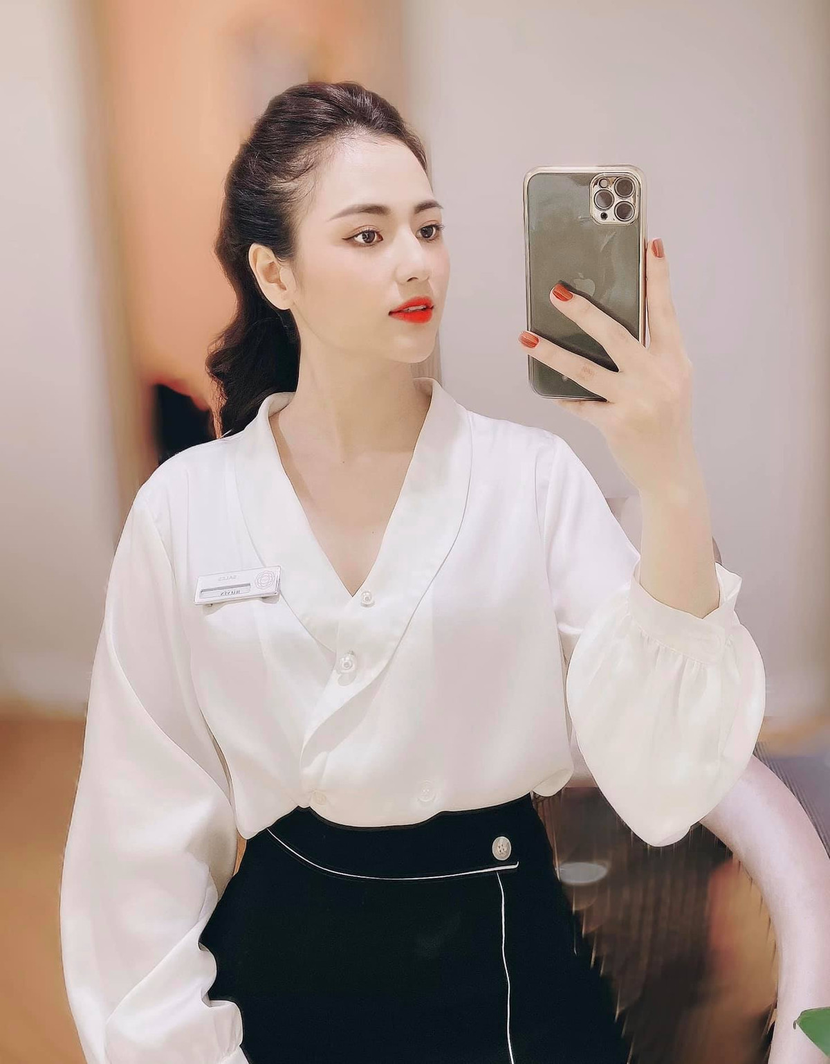 Gây ấn tượng trên phim với những vai đanh đá, có cá tính mạnh, thế nhưng ngoài đời người đẹp tự nhận là người ít nói.