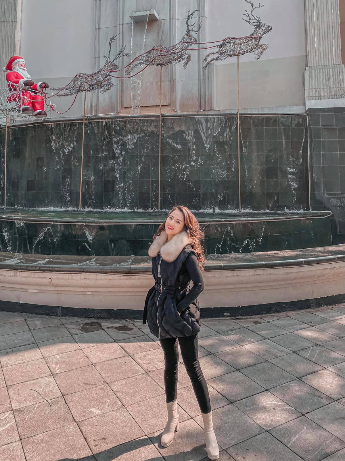 Nữ diễn viên 9X sở hữu phong cách thời trang trẻ trung và quyến rũ.