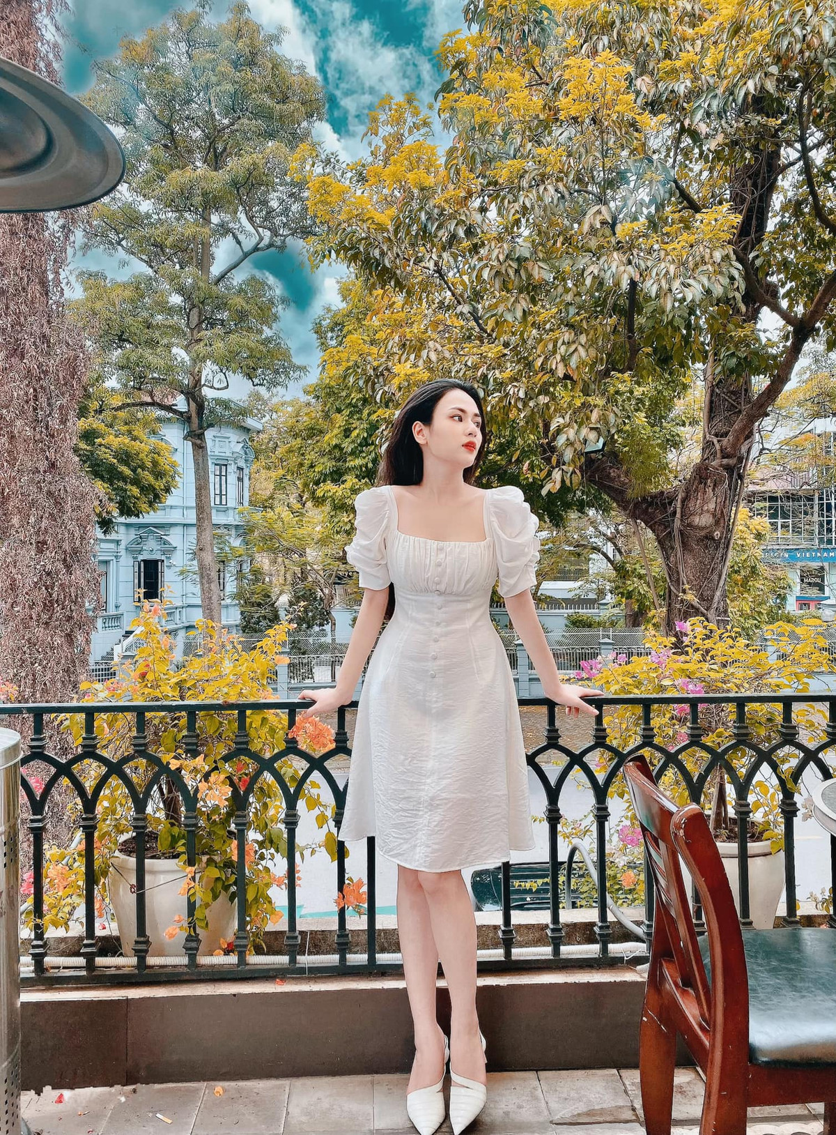 Trên sân khấu kịch, Việt Hoa thường vào các vai hiền lành, thuộc tuýp "đào thương".